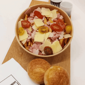 Pennes artisanales au pesto de tomates, jambon, parmesan et tomates cerises – plat traiteur Carrément Bon