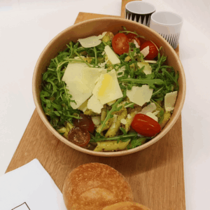 Pennes artisanales au pesto vert, parmesan, roquette et tomates séchées – plat traiteur frais Carrément Bon