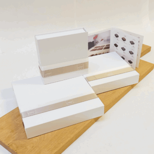 Boîte de pralines artisanales Carrément Bon, assortiment de chocolats fins, une douceur gourmande 100% maison à Namur