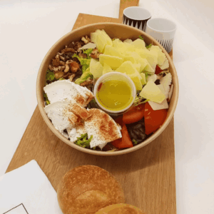 Salade artisanale au fromage de chèvre, noix, paprika et vinaigrette maison – fraîcheur Carrément Bon