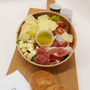 Salade italienne artisanale avec mozzarella, jambon italien, parmesan et vinaigrette maison – saveurs fraîches Carrément Bon