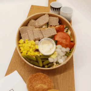 Salade artisanale gourmande avec pain de viande, tomates, fromage, cornichons et vinaigrette maison – fraîcheur Carrément Bon