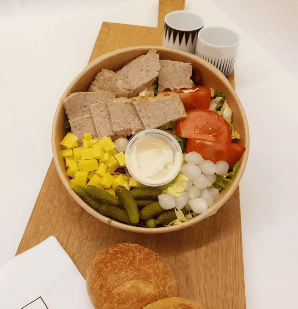 Salade artisanale gourmande avec pain de viande, tomates, fromage, cornichons et vinaigrette maison – fraîcheur Carrément Bon