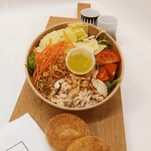 Salade artisanale au poulet tandoori, légumes frais, coriandre et vinaigrette maison – traiteur Carrément Bon