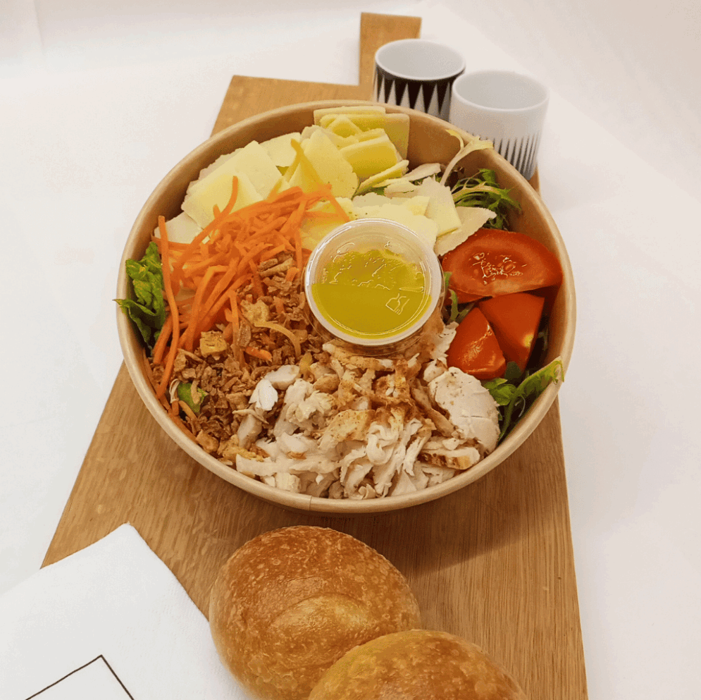 Salade artisanale au poulet tandoori, légumes frais, coriandre et vinaigrette maison – traiteur Carrément Bon