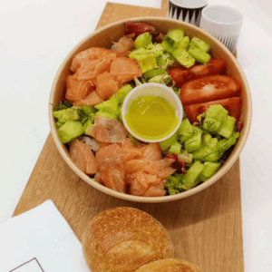 Salade légère au saumon fumé, avocat, concombre, tomates et vinaigrette maison – spécialités fraîches Carrément Bon