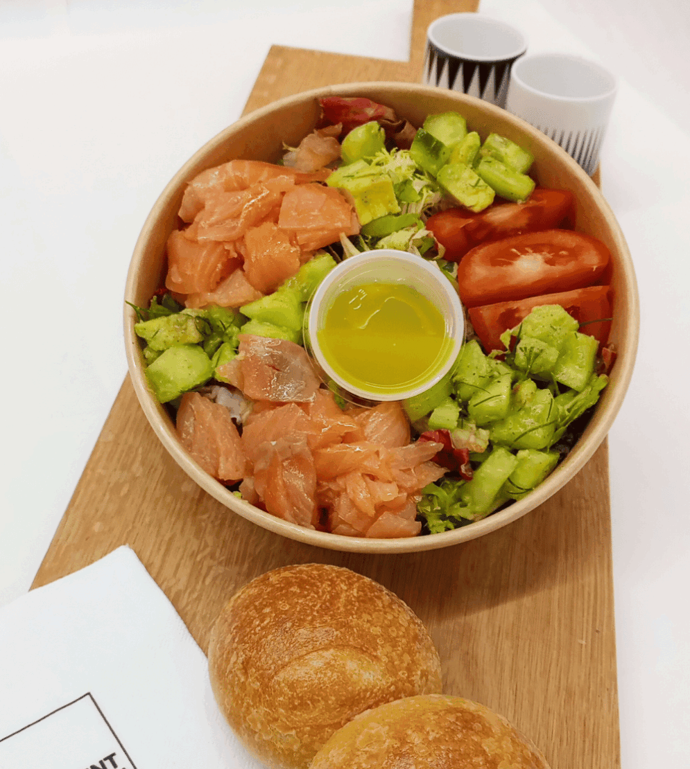 Salade légère au saumon fumé, avocat, concombre, tomates et vinaigrette maison – spécialités fraîches Carrément Bon