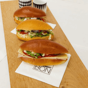 Sandwich classique au jambon et fromage, pain frais et ingrédients de qualité – déjeuner savoureux Carrément Bon à Namur