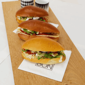 Sandwich à la salade de crabe, fraîche et savoureuse, garniture légère et pain tendre – spécialité Carrément Bon à Namur