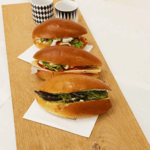 Sandwich aux légumes grillés, feta crémeuse et pain frais – repas végétarien savoureux Carrément Bon à Namur