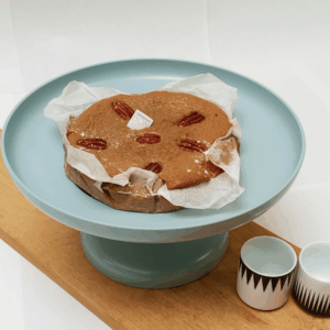 Tarte café noix de pécan de Carrément Bon, avec une base de pâte sablée, une garniture onctueuse au café et des noix de pécan croquantes, pour un dessert riche et gourmand.