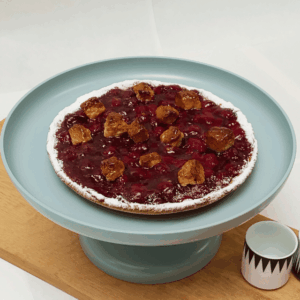 Tarte cerise crumble de Carrément Bon, avec des cerises juteuses sur une pâte sablée, recouverte d'un crumble doré et croquant, pour un dessert fruité et généreux.