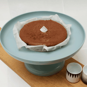 Tarte au chocolat fondant artisanale de Carrément Bon, avec un cœur fondant au chocolat sur une pâte légère, parfaite pour les amateurs de chocolat.