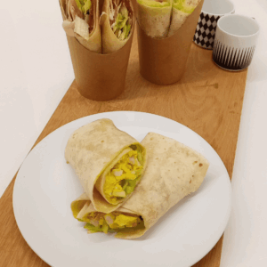 Wrap maison au poulet curry – poulet épicé, salade fraîche, pommes croquantes et concombre – une recette gourmande et savoureuse Carrément Bon
