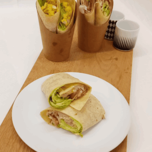 Wrap maison garni de salade de thon – thon, cressonnette et tomates fraîches – un wrap savoureux et léger Carrément Bon