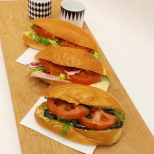 SANDWICH GARNI LÉGUMES-FETA