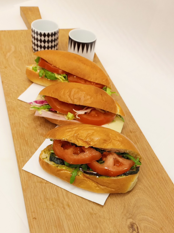 SANDWICH GARNI LÉGUMES-FETA